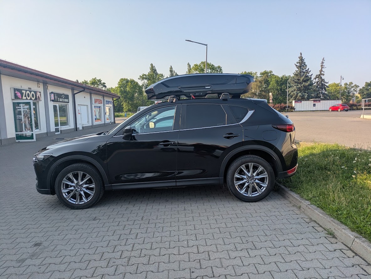 Pełny lewy bok Mazdy CX-5 z czarnym boxem Thule Motion 3 L